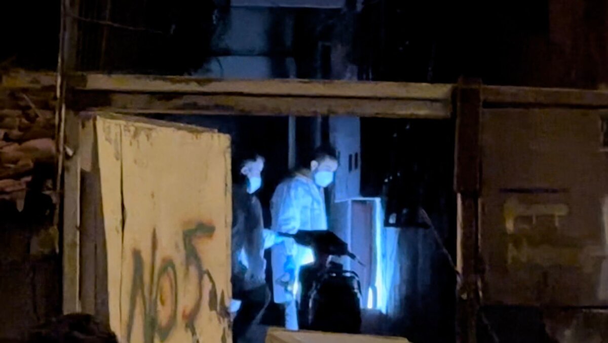 Pendik’te iki katlı bir binanın giriş dairesinde çıkan yangın, bir aileyi büyük bir yıkıma sürükledi. Alevlerin kapladığı evde mahsur kalan Özden Sepetçi (2), Cennet Çelikkol (9) ve Zülfikar Sepetçi (5) tüm müdahalelere rağmen kurtarılamadı. Ağır yaralanan 11 yaşındaki Muhammet Ali Çelikkol ise yoğun bakımda yaşam savaşı veriyor.