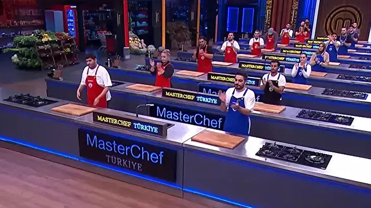 TV8 ekranlarının fenomen yarışması MasterChef Türkiye All Star, 10 Aralık 2025 tarihli son bölümüyle izleyici karşısına çıktı. Haftanın üçüncü dokunulmazlık oyununun oynandığı gecede, Mavi Takım için işler yolunda gitmedi. İzleyiciler ise arama motorlarında "MasterChef eleme adayı kim oldu?" ve "Pota listesi nasıl şekillendi?" sorularına yanıt arıyor.