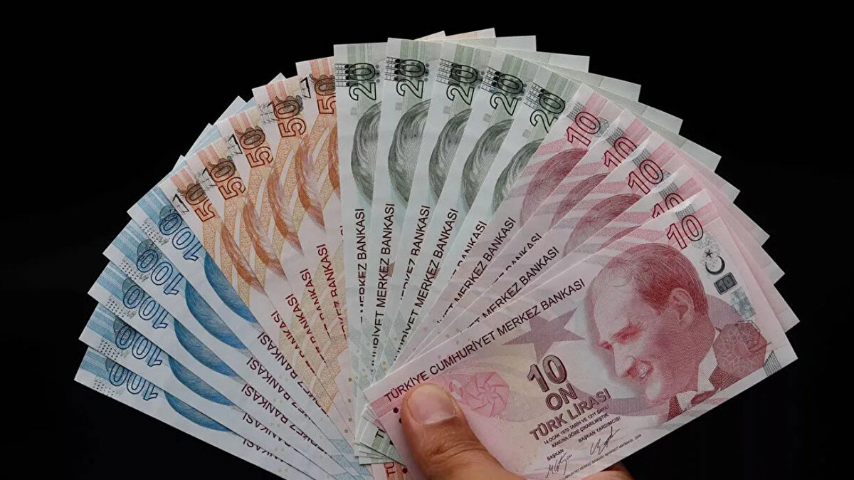 2026 Büyüme Beklentisi<br>Zümrüt İmamoğlu, 2026 yılı için büyüme tahminlerini %3,2'den %3,5'e yükselttiklerini açıkladı. Ayrıca, Türkiye'nin cari açık beklentisinin %1,6 seviyelerinde kalacağını söyledi ve 2026 yılı için yapılan tahminlere göre Türkiye'nin kredi notunun artabileceğini belirtti.