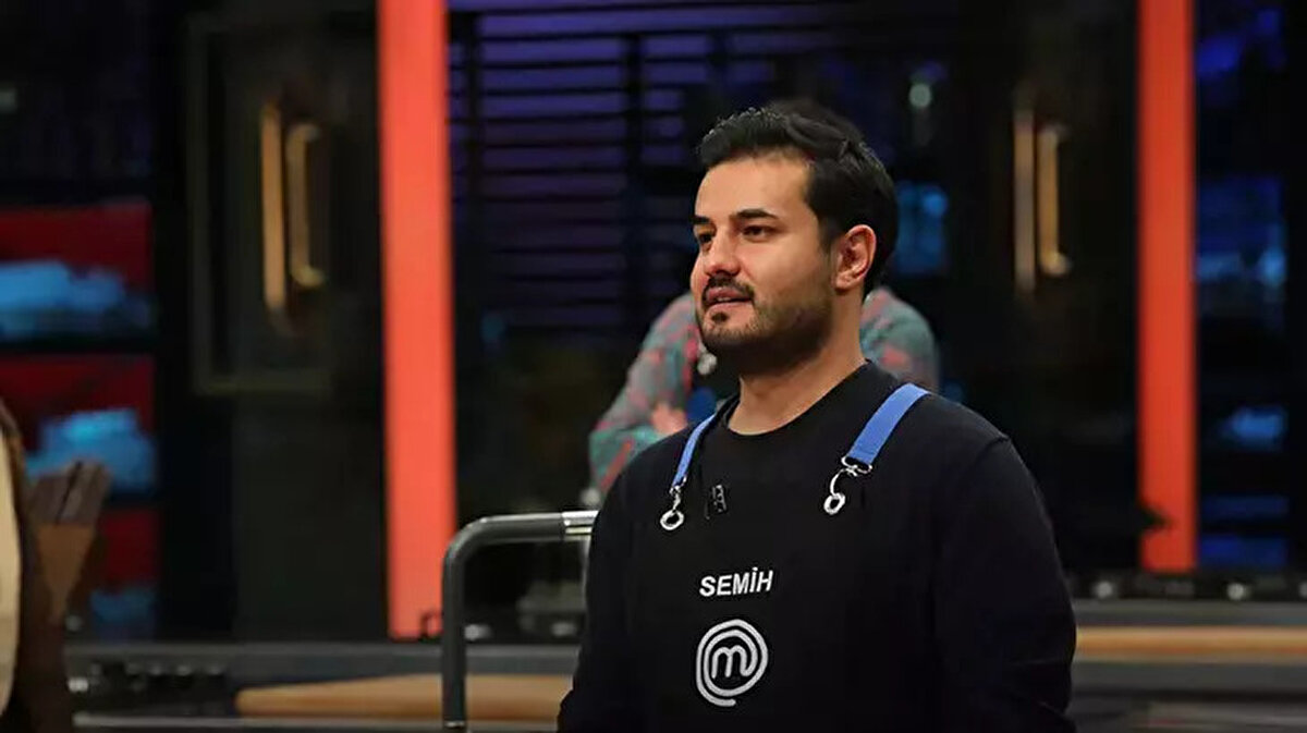 MasterChef 3. Eleme Adayı Kim Oldu?<br><br>Dokunulmazlığı kaybeden Mavi Takım'da bireysel dokunulmazlık oyunu oynandı ve ardından kritik bir oylama süreci gerçekleşti. Takım arkadaşlarından en fazla oyu alan isim, haftanın 3. gitme adayı olarak belirlendi.<br><br>Yapılan oylama sonucunda potaya giren isim BARIŞ oldu. Barış, böylece bu hafta Mavi Takım'dan potaya giren üçüncü isim olarak kayıtlara geçti.