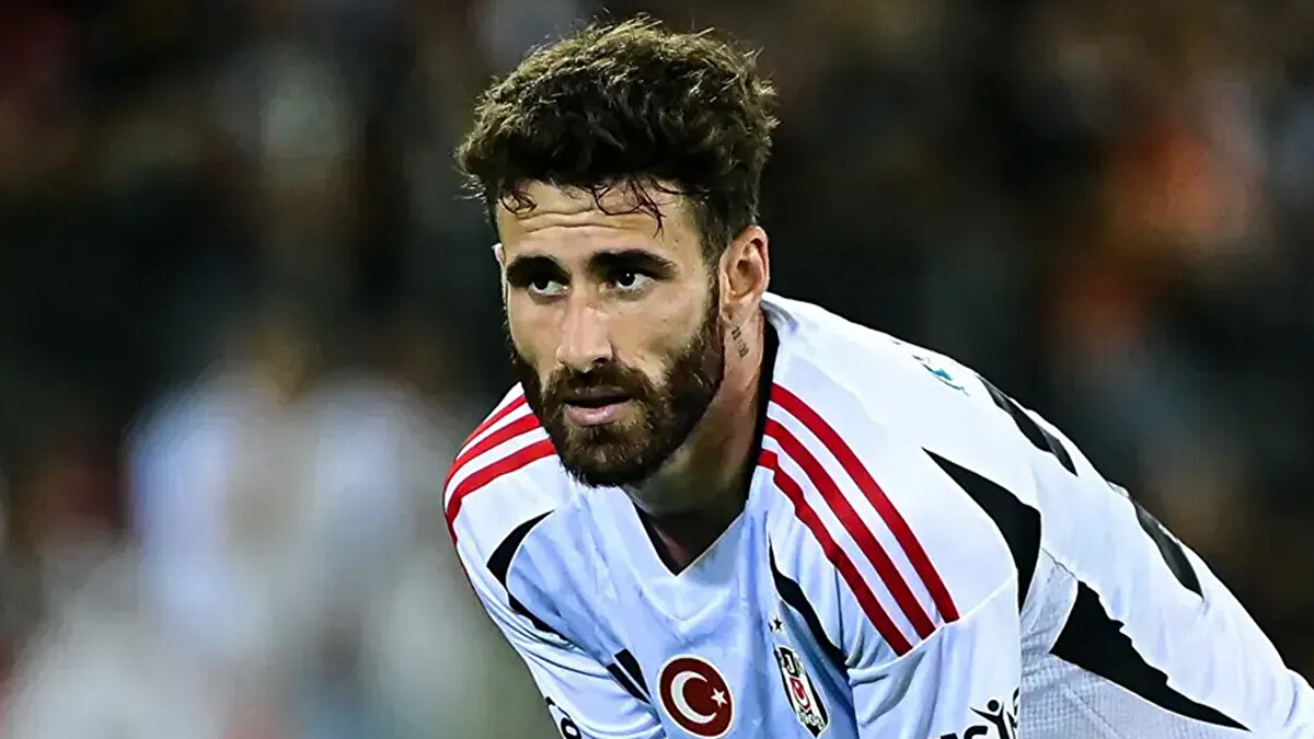 Trabzonspor maçında sahada mı?<br><br>TRT Spor'un haberine göre Beşiktaş formasını son olarak 2 Kasım'da oynanan Fenerbahçe derbisinde giyen Portekizli futbolcunun, Trabzonspor deplasmanında kadroda yer alma ihtimali bulunuyor. 1 aylık aranın ardından antrenmanlara başlayan Rafa Silva, fiziksel olarak henüz istenilen seviyede değil.