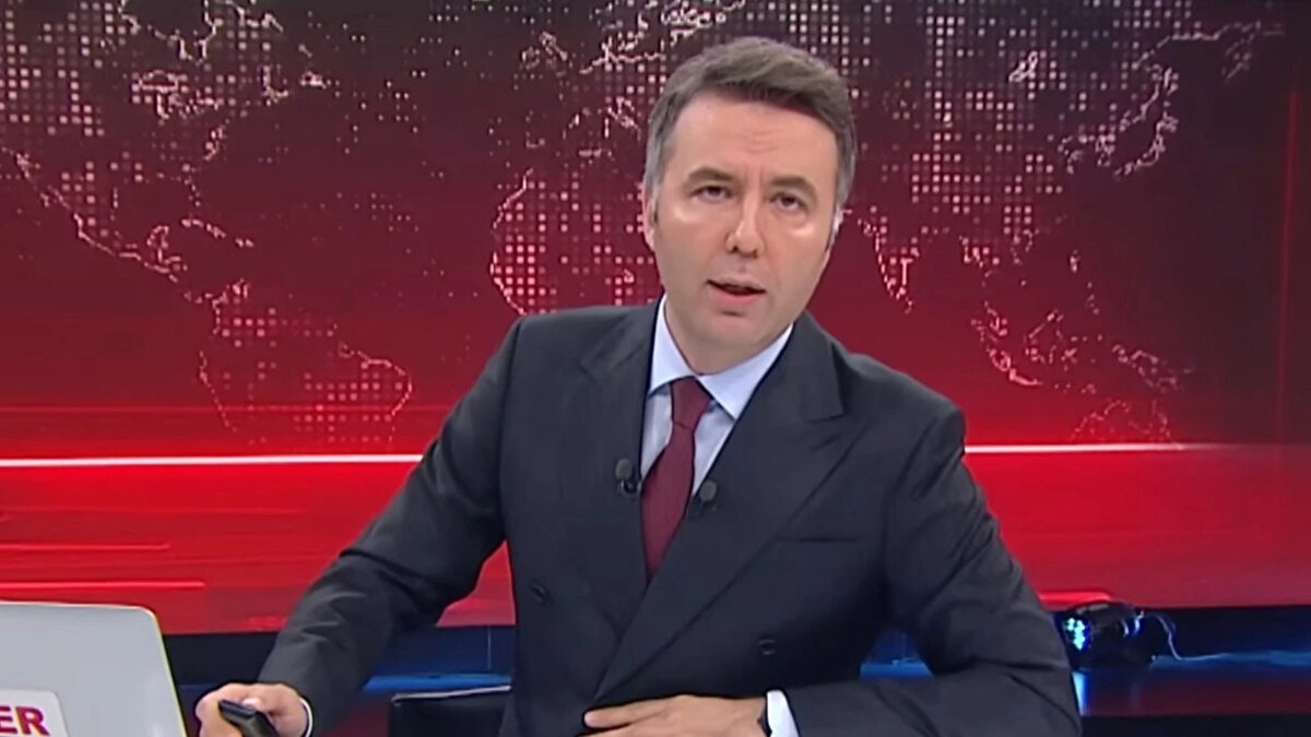 Mehmet Akif Ersoy Evli mi?<br><br>Gözaltı haberinin ardından en çok merak edilen konulardan biri Mehmet Akif Ersoy'un medeni hali oldu. Mehmet Akif Ersoy, 14 Ağustos 2022 tarihinde kendisi gibi medya sektöründen tanınan bir isimle dünyaevine girmişti. Ancak, çiftin evliliği hakkında son dönemde önemli gelişmeler yaşandı. Edinilen son bilgilere göre; Mehmet Akif Ersoy şu anda evli değildir, çiftin geçtiğimiz aylarda sessiz sedasız yollarını ayırdığı bilinmektedir.