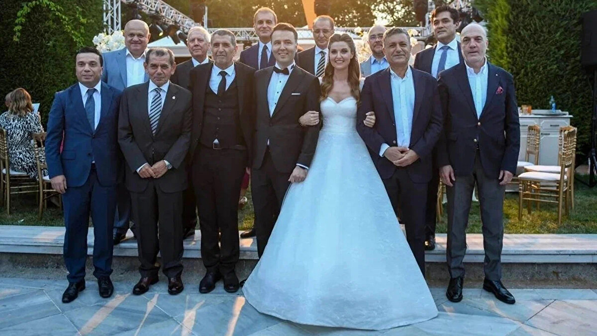 Mehmet Akif Ersoy’un Eşinin Adı Ne? (Eski Eşi Kimdir?)<br><br>Mehmet Akif Ersoy'un 2022 yılında hayatını birleştirdiği isim, Show TV Ana Haber Spikeri Pınar Erbaş'tır. Medya dünyasının yakından tanıdığı çiftin düğünü o dönem basında geniş yer bulmuştu.