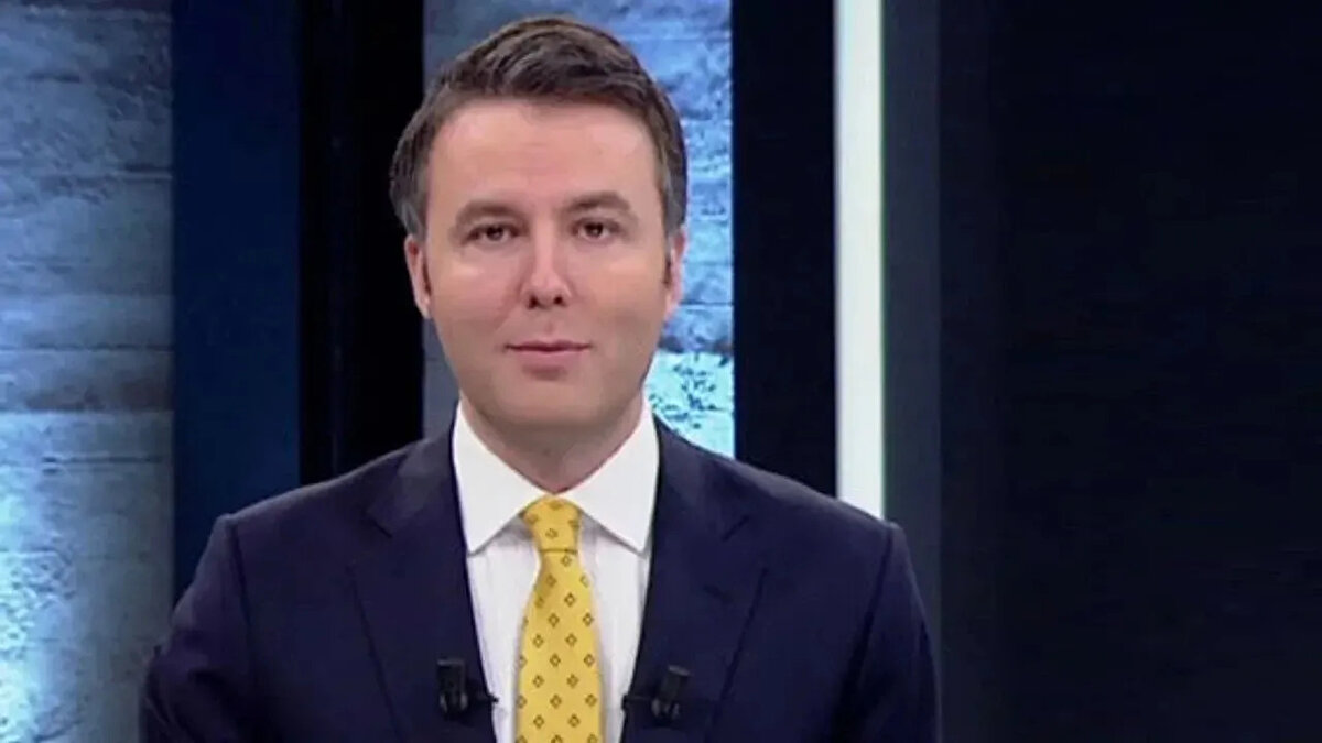 Mehmet Akif Ersoy Neden Gözaltına Alındı?<br><br>Özel hayatının yanı sıra Ersoy'un hukuki durumu da yakından takip ediliyor. Gazeteci Mehmet Akif Ersoy, İstanbul Cumhuriyet Başsavcılığı'nın yürüttüğü bir soruşturma kapsamında, İstanbul İl Jandarma ekipleri tarafından yapılan operasyonla gözaltına alındı.<br><br>Konuyla ilgili Habertürk TV yönetimi resmi bir açıklama yaparak, soruşturma tamamlanana kadar Ersoy'un görevinden uzaklaştırıldığını duyurdu. Soruşturmanın içeriği ve detayları adli sürecin ilerlemesiyle netlik kazanacak.