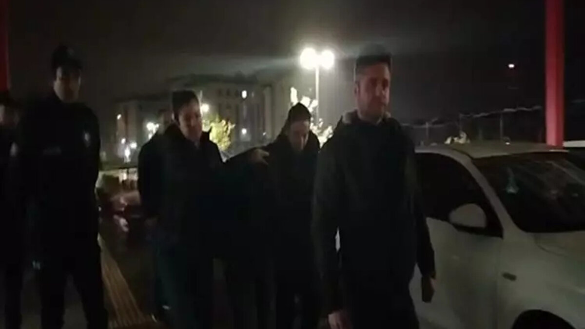 Avukat o mesajları ifşa etti: Parası yoktu<br><br>"Kasten öldürme" suçlamasıyla sorgulanan Tuğyan Ülkem Gülter’in avukatı Rahmi Çelik ise kaçış iddialarını yalanladı. Müvekkilinin yurt dışına değil, Yalova'ya dönmek üzere olduğunu savunan Çelik, yakalanmadan dakikalar önce atılan WhatsApp mesajlarını paylaştı.