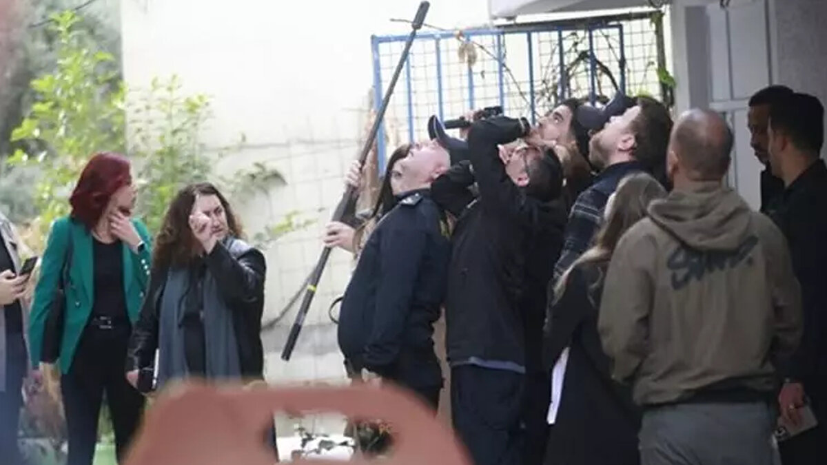 Başsavcı: İğneyle kuyu kazıyoruz<br><br>Soruşturmayı yürüten Yalova Cumhuriyet Başsavcısı Duygu Bayar Öksüz, sürecin titizlikle yürütüldüğünü vurguladı. Dosyada gizlilik kararı olduğunu hatırlatan Öksüz, "İğneyle kuyu kazar gibi çalışıyoruz. Somut delillerle karşılarına çıkmamız gerekirdi. TÜBİTAK’a gönderilen ses analizleri var, henüz gerçeği anlatan yok" ifadelerini kullandı.