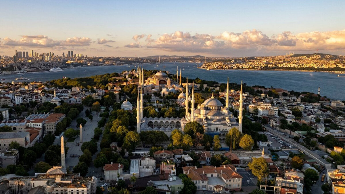 İstanbul, 2024’te GSYH’de Zirvede<br>Türkiye İstatistik Kurumu (TÜİK), 2024 yılına ilişkin il bazında gayrisafi yurt içi hasıla (GSYH) verilerini açıkladı.