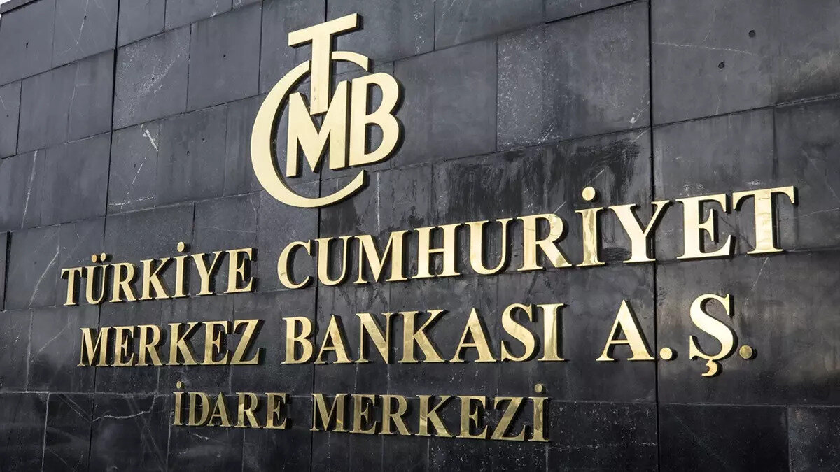 Merkez Bankası Faiz Beklentisi Ne Yönde?<br><br>Merkez Bankası, Ekim ayında gerçekleştirilen PPK toplantısında sürpriz bir kararla politika faizi olan bir hafta vadeli repo ihale faiz oranını yüzde 40,5'ten yüzde 39,5 seviyesine indirmişti.<br><br>Bugün açıklanacak yılın son kararı öncesinde piyasalar, Banka'nın "dezenflasyon" vurgusunu koruyup korumayacağını ve indirim döngüsüne devam edip etmeyeceğini merak ediyor. Başkan Karahan'ın önceki açıklamaları, sıkı duruşun korunacağına işaret ediyor.