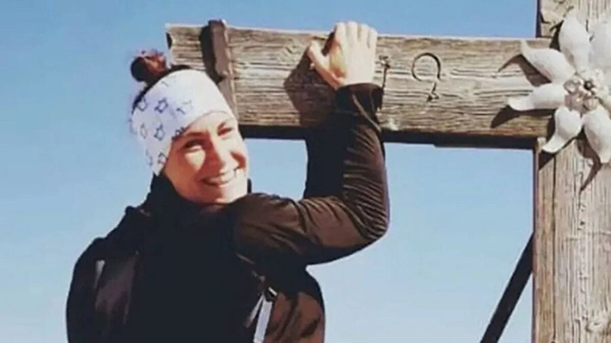 Avusturya’nın en yüksek dağı Grossglockner’de bir tırmanış sırasında yaşanan ölüm, Innsbruck Savcılığı tarafından kapsamlı bir soruşturmaya dönüştü. 18 Ocak’ta başlayan alp tırmanışı sırasında 36 yaşındaki Thomas Plamberger ile 33 yaşındaki Kerstin Gurtner zirveye yakın noktada aşırı soğuk, rüzgâr ve yorgunlukla karşılaştı. Gurtner’ın hipotermi belirtileri göstermesi üzerine olayın seyri değişti.