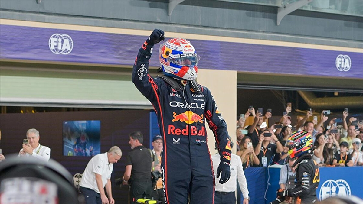 Hız, adrenalin ve lüksün zirvesi Formula 1'de pilotların kazançları açıklandı. Takımların bütçe sınırlarına rağmen pilot maaşlarında kesenin ağzını açtığı görüldü. Listeye Red Bull'un Hollandalı yıldızı ile Mercedes'ten Ferrari'ye geçen efsane ismin rekabeti damga vurdu.<br><br>İşte Formula 1'in en çok kazanan 10 pilotu ve yıllık maaşları: