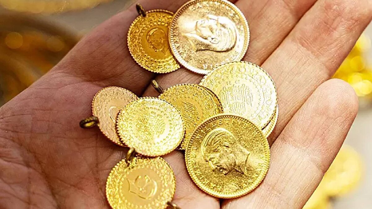 ABD Merkez Bankası’nın gerçekleştirdiği 25 baz puanlık faiz indirimi, küresel piyasalarda altın fiyatlarının seyrini etkiledi. Türkiye’de gram altın, sabah saatlerinde 5.764–5.765 TL bandından işlem görürken çeyrek, yarım ve Cumhuriyet altını gibi ürünlerde de güncel seviyeler belirlendi. Spot altın ise güne 4.215 dolar civarından başladı.