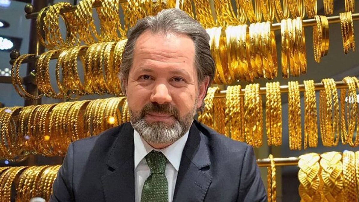 İslam Memiş: Haftayı ikiye ayıracağız, alım için acele yok<br><br>Altın ve para piyasaları üzerine değerlendirmeleriyle bilinen İslam Memiş, 11 Aralık haftası için yatırımcılara temkinli bir perspektif öneriyor. Fed kararının ardından dolar karşısında görülen yükselişlerin kalıcı olmayabileceğini belirten Memiş, “Şimdilik yukarı yönlü bir eğilim var ancak bu tuzağa dönüşebilir. Çarşamba sonrası hareketlere bakmadan alım yapmam” dedi.