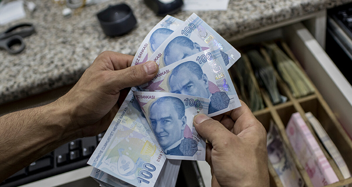 2026 yılı asgari ücret görüşmeleri yaklaşırken Türkiye’de milyonlarca çalışan, komisyonun 12 Aralık’ta yapacağı ilk toplantıyı bekliyor. Ekonomi çevreleri ile kurumların tahminleri farklı oranlara işaret ederken, zam senaryoları yüzde 20’den yüzde 35’e kadar geniş bir aralıkta dillendiriliyor. Kamuoyundaki beklenti artarken tartışmaya yeni yorumlar da ekleniyor.