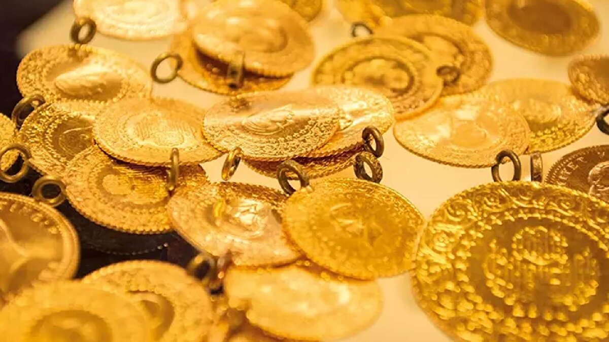 Kısa vadeli alım fırsatı: 5.750 – 5.780 TL aralığı<br><br>Memiş’e göre gram altındaki ekran fiyatı şu an 5.815 TL civarında olsa da, kısa vadeli alım için en uygun bandın 5.750–5.780 TL olduğu değerlendiriliyor. Uzman isim, yılın bu döneminde görülen olası düşüşlerin “2025 sonuna giderken son fırsatlar” olabileceğini vurgulayarak, “Altınım varsa bozmam” ifadeleriyle uzun vadeli duruşunu korudu.