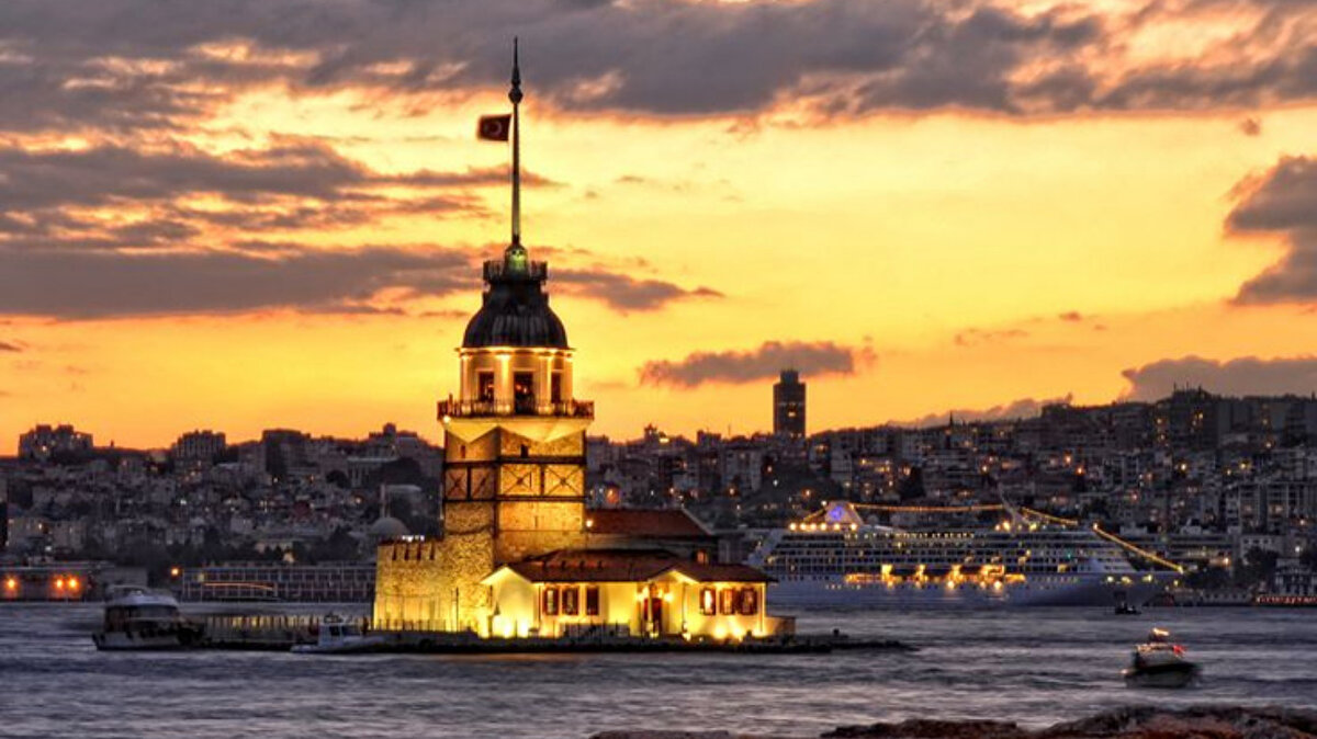 “Aidat Göçü” Nedir?<br>Büyük şehirlerdeki yüksek aidatlar, insanların daha düşük aidatlı bölgelere taşınmalarına neden oluyor. PTYD Başkanı Ozan Özen, “Aidat göçü” olarak adlandırılan bu trendin İstanbul’un merkez ilçelerinden, Pendik ve Büyükçekmece gibi dış ilçelere doğru olduğunu belirtti. Bu hareketlilik, daha düşük aidatlar ve kira bedelleri ile destekleniyor.