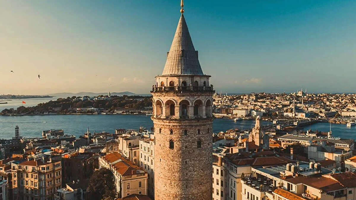 En Düşük Aidatlar Adalar’da<br>Öte yandan, İstanbul’un en düşük aidat ödemelerinin yapıldığı ilçe Adalar oldu. Burada, ortalama aidat 645 lira ile en düşük seviyeye ulaşıyor. Adalar’ı, Çatalca, Fatih, Arnavutköy ve Silivri gibi ilçeler takip ediyor. Çatalca’da aidatlar ortalama 1.750 lira, Fatih’te ise 1.813 lira olarak belirlenmiş.