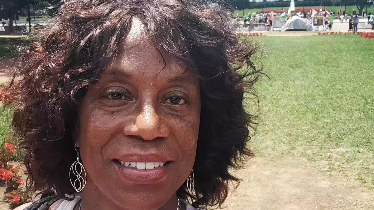 Sekiz yıl sonra gelen sağlıklı yaşam
<br><br>Aradan geçen sekiz yılda hastalık tekrarlamadı. Lee bugün hâlâ aktif, seyahat ediyor, spor yapıyor ve akciğer kanseri tanısı alan kişilere destek veriyor. Kendi hikâyesini paylaşma motivasyonunu ise şöyle özetliyor: “Erken tarama bana ikinci bir hayat verdi. Uygun olan herkes bu testi yaptırmalı.”<br>