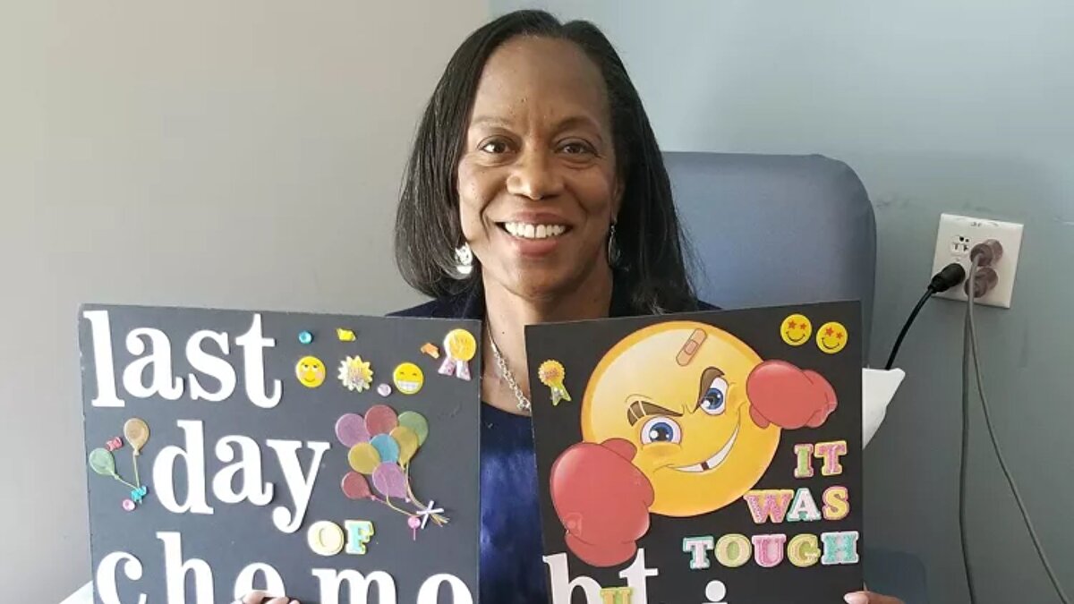 ABD’de uzun yıllar sigara içen Denise Lee, ilk sigarasını 14 yaşında içti. Dört on yıl süren bağımlılığını 2017’de bırakan Lee, bir yıl sonra Amerikan Akciğer Derneği’nin hazırladığı bir kamu ilanında, eski içicilerin akciğer kanseri taramasına uygun olabileceğini öğrendi. Fremont–San Jose hattında işe giderken gördüğü bu bilgilendirme afişi, onun için dönüm noktası oldu.