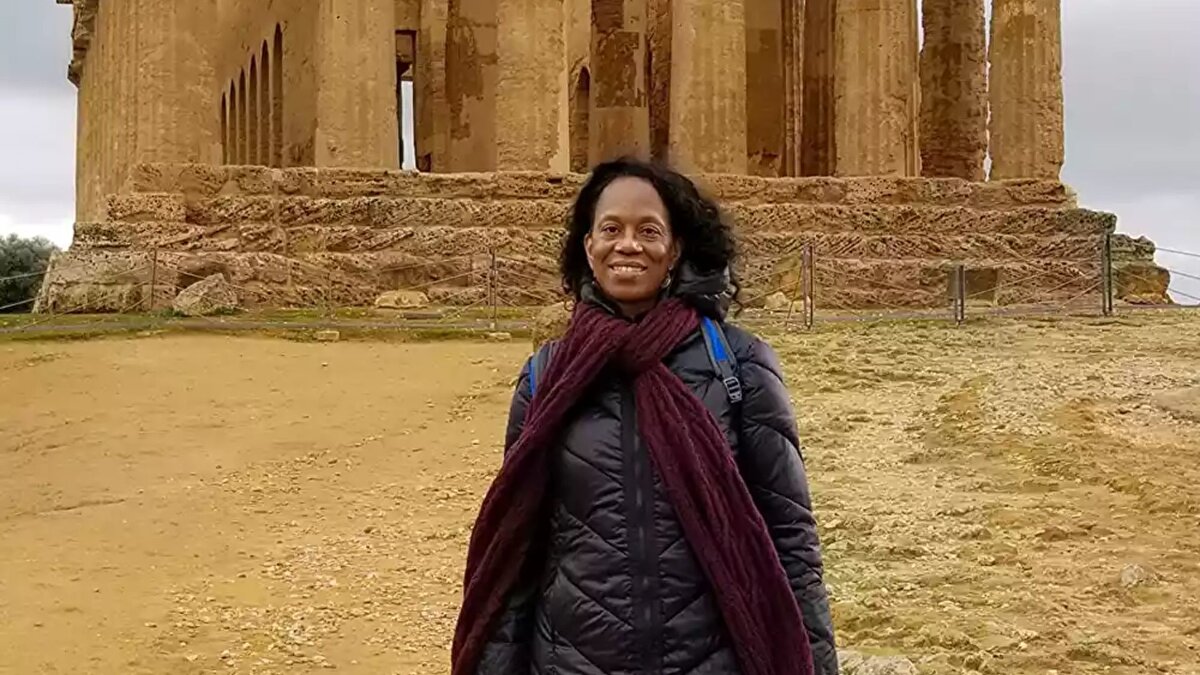 Erken teşhisle konulan akciğer kanseri tanısı
<br><br>Lee, internet üzerinden yaptığı kısa değerlendirme testinin ardından doktora başvurdu ve düşük dozlu bir BT taraması için randevu aldı. Yaklaşık iki dakika süren bu işlemden 24 saat sonra kendisine ulaşan göğüs hastalıkları uzmanı, sol akciğerin üst lobunda kitle tespit edildiğini bildirdi. O dönemde 62 yaşında olan Lee’nin hiçbir şikâyeti yoktu; buna rağmen yapılan biyopsi tümörün kanserli olduğunu ortaya koydu.