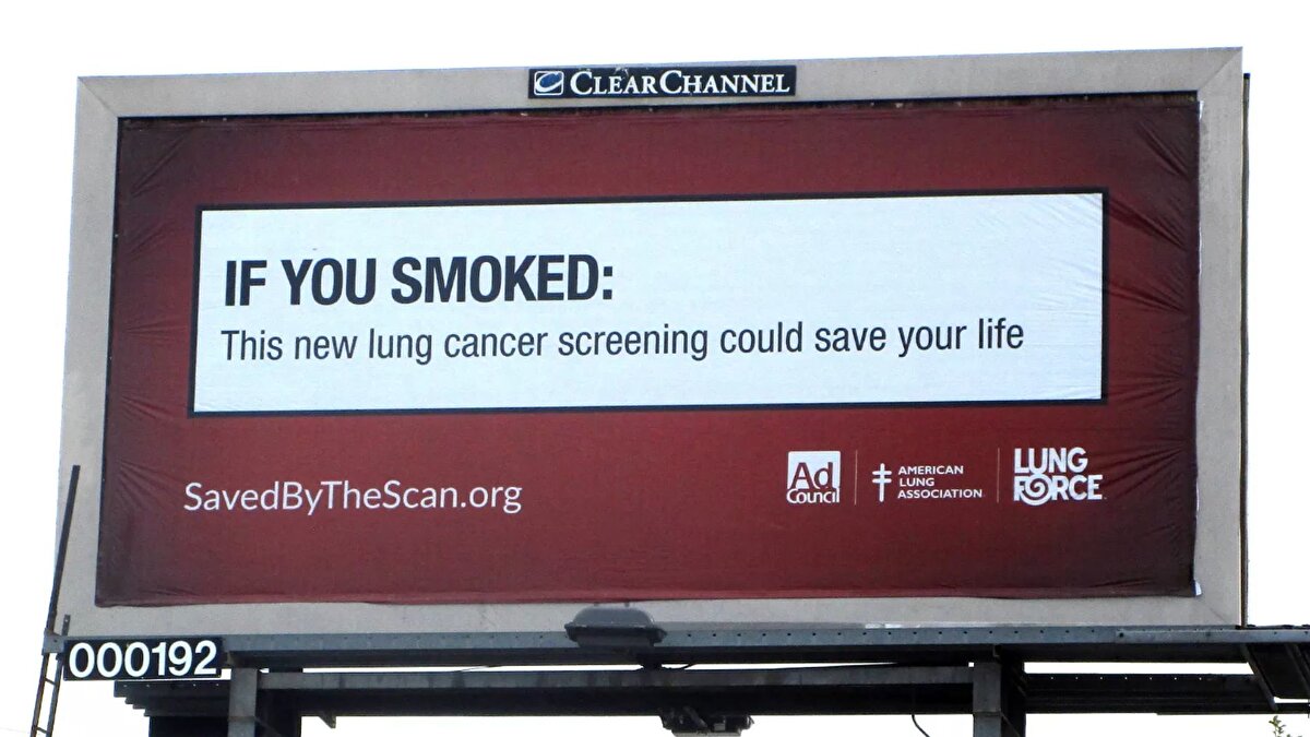 Ameliyat ve tedavi seçenekleri
<br><br>Teşhir sonrası 7 Mart 2018’de ameliyata alınan Lee’nin sol akciğerinin üst lobu ile 18 lenf düğümü çıkarıldı. Tümörün yayılmamış olması, tedavi planını tamamen değiştirdi. Ameliyatın ardından dört kür kemoterapi uygulandı ve Lee, bir yıl süren immünoterapi klinik çalışmasına kabul edildi. Erken teşhisin sağladığı bu geniş tedavi seçeneği sayesinde süreç başarıyla tamamlandı.<br>