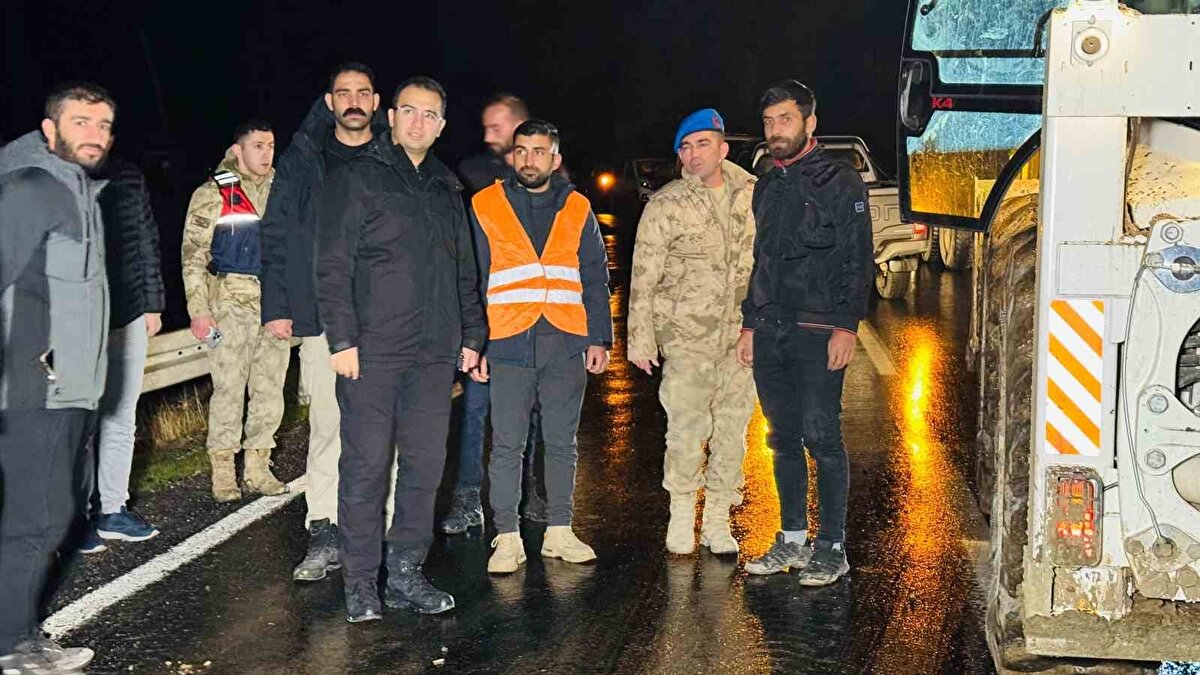 İhbar üzerine bölgeye giden Beytüşşebap Kaymakamı Mehmet Furkan Taşkıran, İlçe Jandarma Komutanı Binbaşı Emin Keçebaş, Karayolları ve Özel İdare ekipleriyle birlikte çalışmaları yerinde takip etti.
