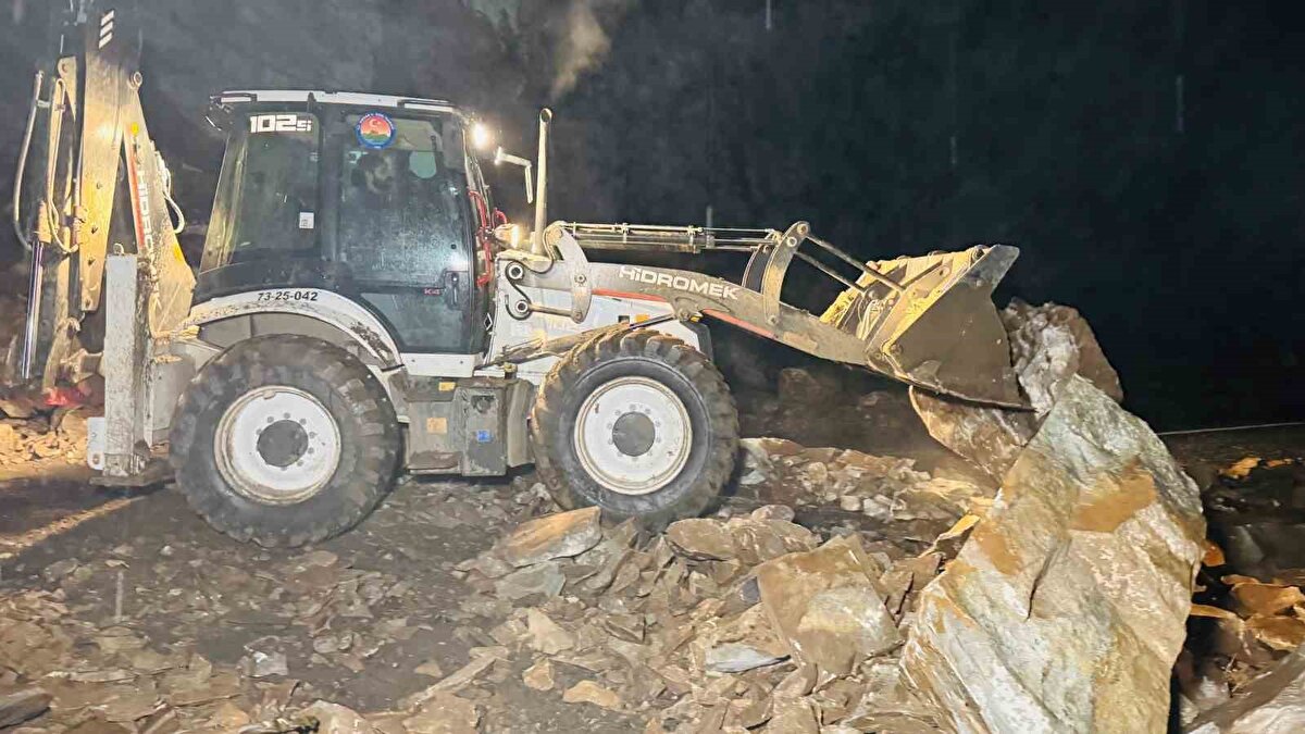 Şırnak’ın Beytüşşebap ilçesinde günlerdir etkili olan yoğun yağışlar, Taşarası köyü yakınındaki Komato bölgesinde büyük kaya kütlelerinin yola inmesine neden oldu.