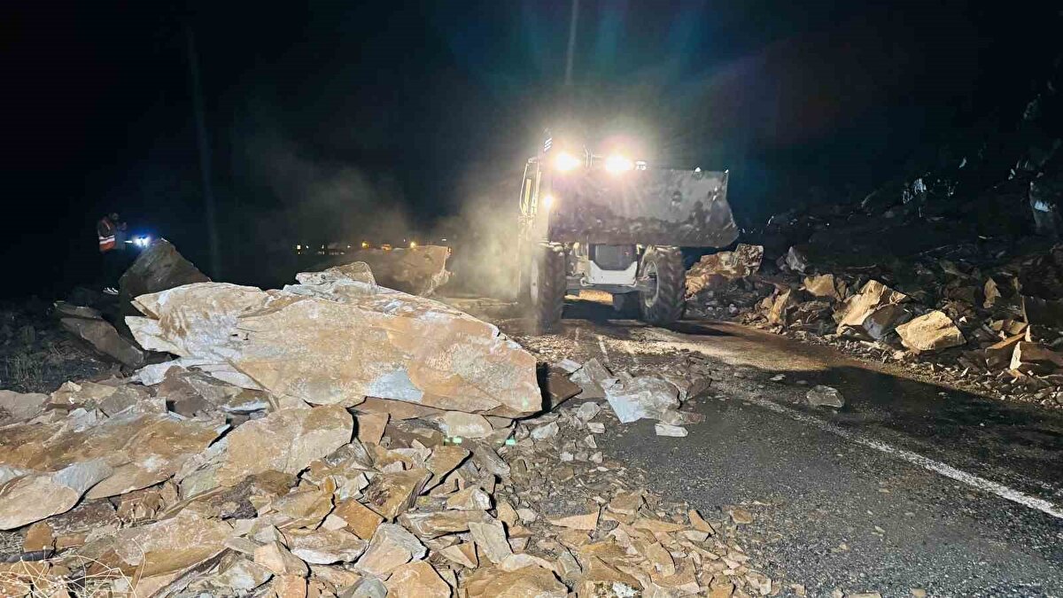 Güvenlik güçleri ve karayolları ekipleri, riskli alanda kontrollü şekilde çalışarak yolu temizledi.