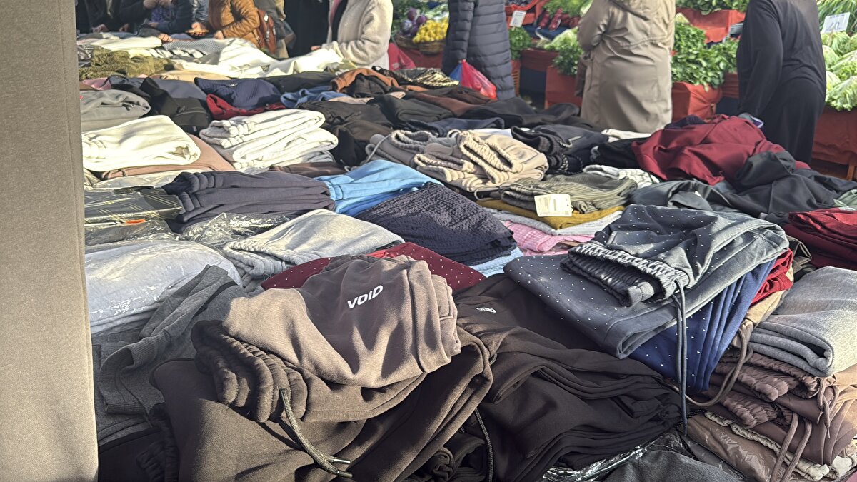 O anlar kameraya yansıdı<br><br>Cep telefonu kamerasına yansıyan görüntülerde, çocuğun tezgâh arkasındaki çuvalın üzerine oturtulduğu ve elleri ile ayaklarının iple bağlandığı görülüyor. Videoda esnafın olayı anlattığı sırada çocuğun “Yalancılar” diyerek tepki gösterdiği anlar da yer aldı.