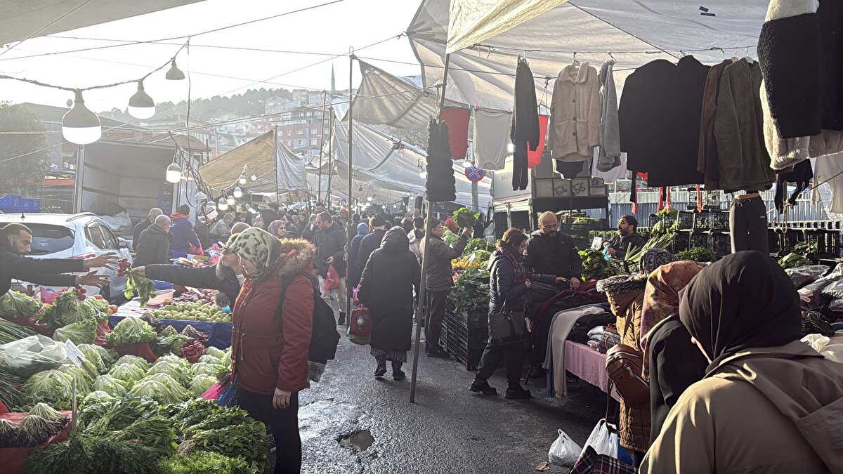 “Eşofmanı sakladığı yeri söyledi, geri getirince bıraktık”<br><br>Pazar esnafı Ahmet Saydan, çocuğu kaçmaması için iple bağladıklarını anlatarak şöyle konuştu:<br><br>“Önce tezgâhtan eşofmanı almış, ATM’lerin arkasına saklamış. İkinci kez gelince yakaladık. ‘Seni anadan doğma ortaya çıkaracağım’ dedim, ürünü nereye koyduğunu söyledi. Gidip getirdi, biz de eşofmanı aldıktan sonra çocuğu gönderdik. Polis de çağırdık ama ürünü getirince serbest bıraktık.”