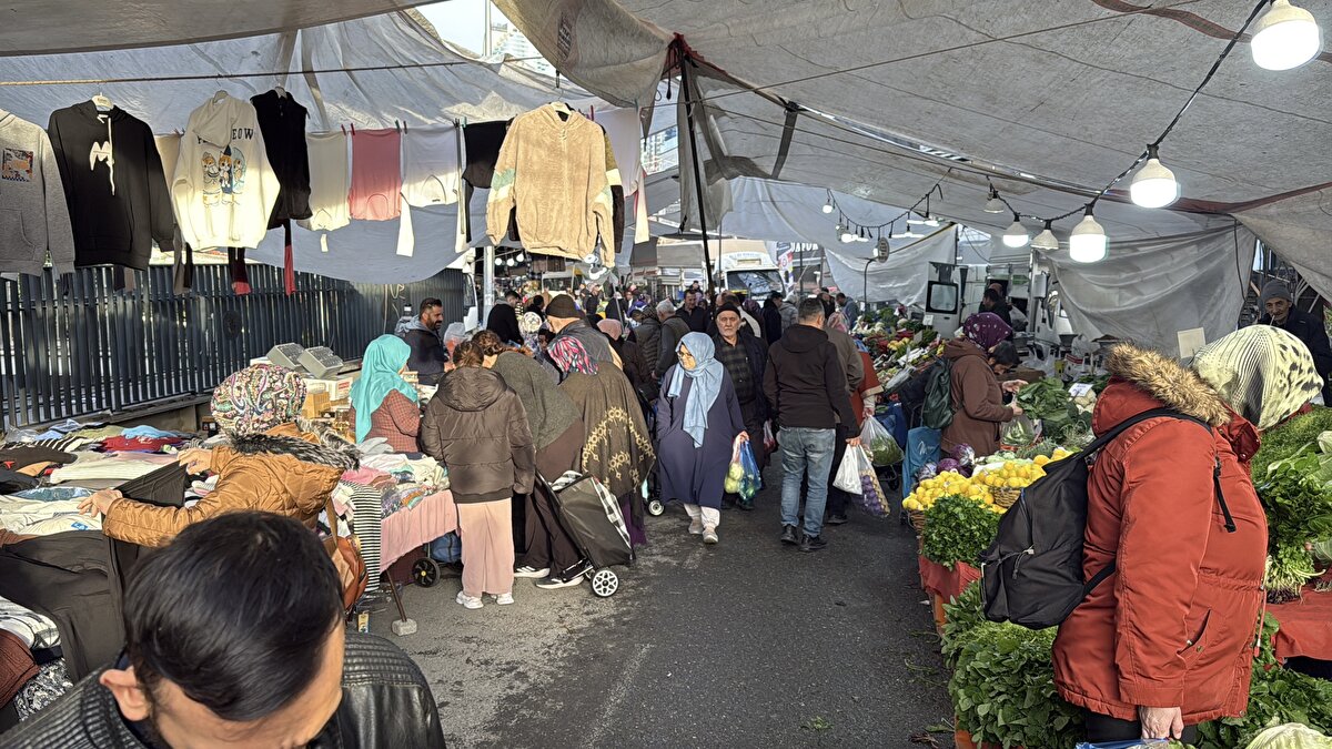 Sarıyer Ayazağa Mahallesi’nde kurulan semt pazarında 14 yaşlarında bir çocuğun eşofman çaldığı iddiası ilginç bir olaya dönüştü. İddiaya göre çocuk, önce tezgâhtan aldığı ürünü ATM’lerin arkasına sakladı. Bir süre sonra yeniden pazara dönen çocuk, bu kez esnafın dikkatini çekince yakalandı.