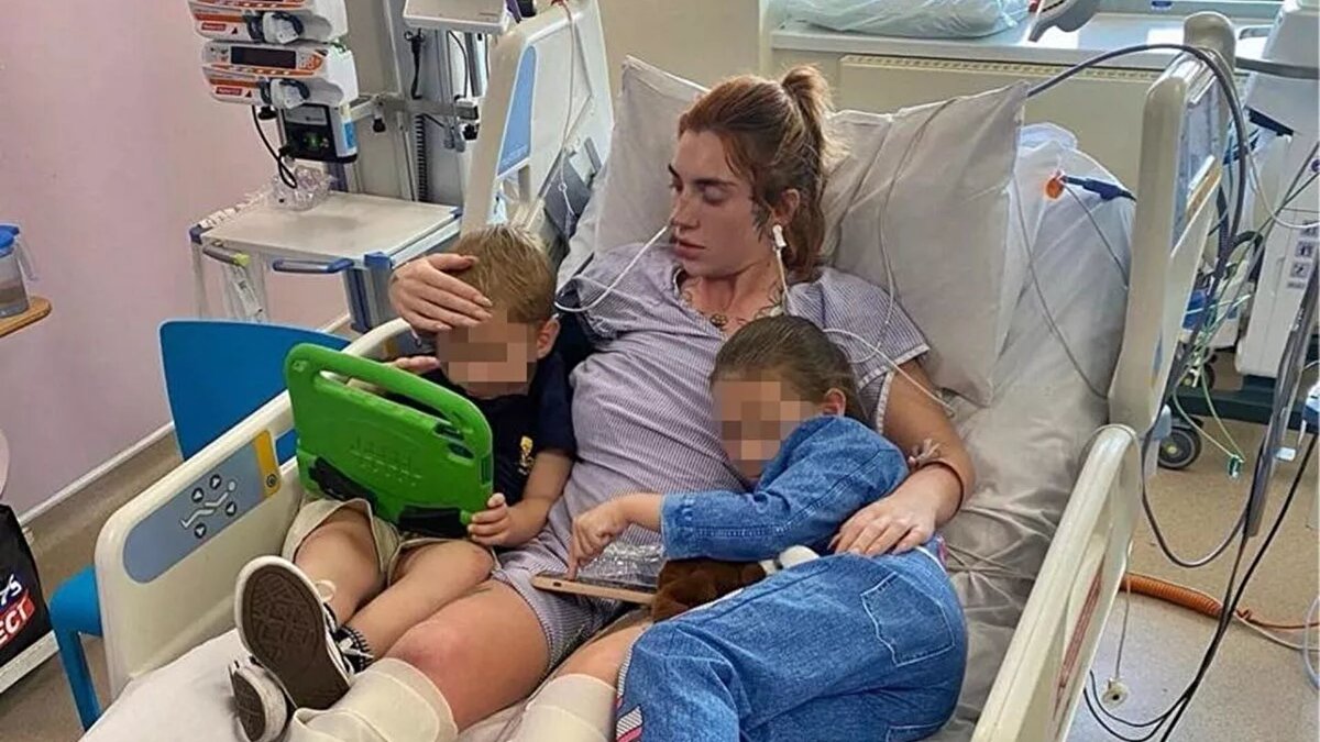 Rebecca’ya birkaç gün sonra Guillain-Barré sendromu teşhisi kondu. Bu nadir hastalık, sinir sistemi üzerinde etkili olup hareket, his, kalp atışı ve solunumu doğrudan etkileyebiliyor. Hastalık genellikle ayak ve bacaklarda başlayan belirtilerle başlıyor ve hızla vücuda yayılıyor. Rebecca, yutma güçlüğü, bulanık görme ve nefes alma problemleri yaşamaya başlayınca beslenme tüpü takıldı ve oksijen desteği verildi. Uzmanlar, uygun müdahale yapılmazsa yaşamı tehdit eden komplikasyonlar oluşabileceğini belirtti.