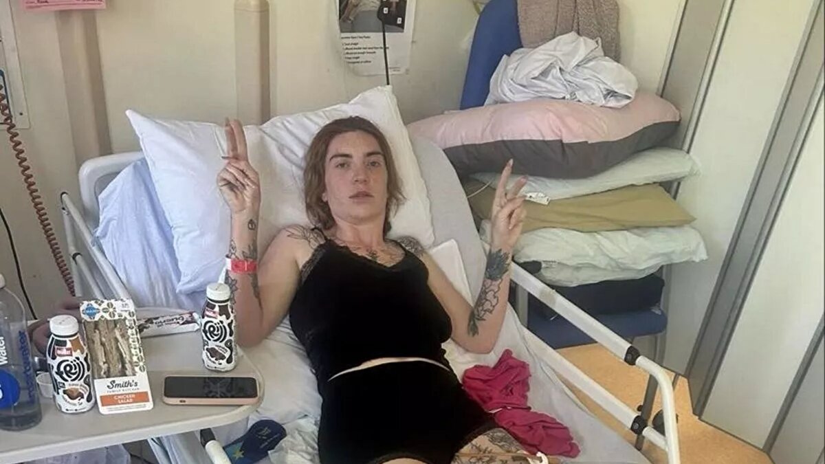 Rahatsızlığı dayanılmaz boyuta ulaşınca acil servise başvuran Rebecca, burada birkaç test yapıldıktan sonra evine gönderildi ve ağrı kesici reçete edildi. Ancak bir gün sonra sabah uyandığında tamamen hareket edemez hale geldi ve yoğun ağrı nedeniyle kendi imkânlarıyla ambulans çağırmak zorunda kaldı. Hastanede tedavi altına alındığında, kollarını ve bacaklarını hareket ettiremeyen genç anne, çocuklarıyla bile fiziksel temas kuramayacak kadar ciddi bir durumdaydı.