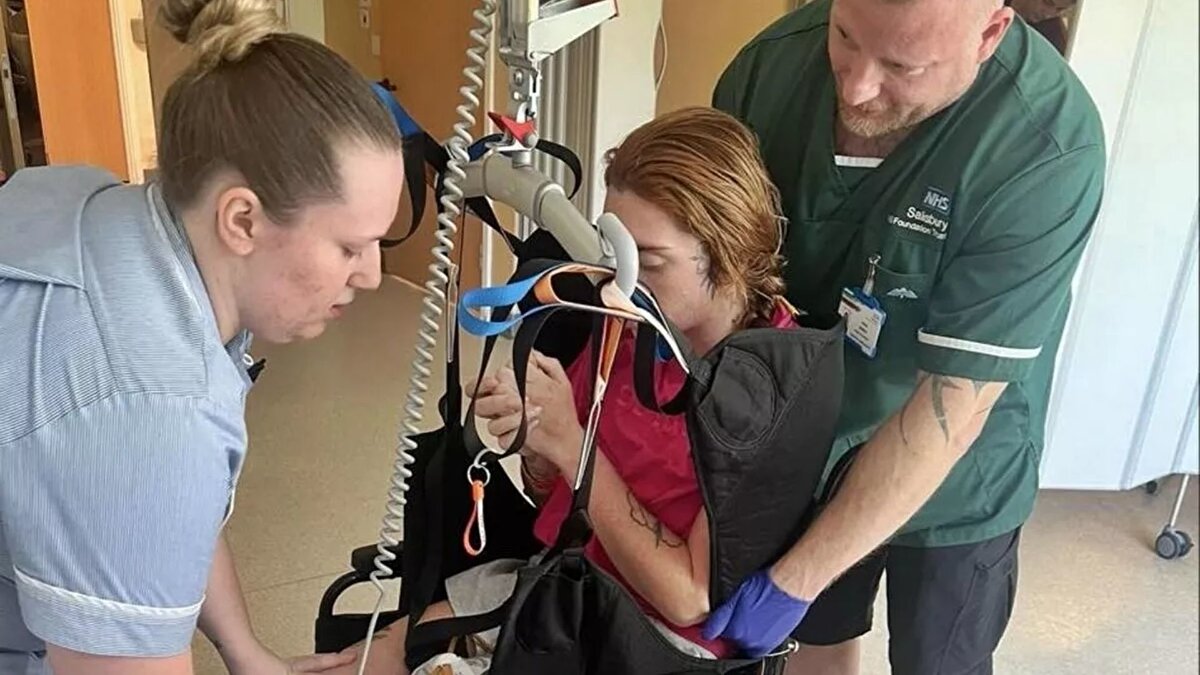 Yoğun bakım sürecinin ardından yavaş yavaş genel servise alınan Rebecca, sekiz hafta boyunca hastanede tedavi gördü. Tekerlekli sandalyeyle taburcu edilen anne, fizyoterapi desteğiyle adım adım yürümeyi yeniden öğrendi. Hala günlük yaşam aktivitelerinde zorluk çeken Rebecca, ayaklarındaki karıncalanmanın devam ettiğini ve ağrılarla mücadele ettiğini belirtti. Anne, yaşadığı deneyimden sağlık belirtilerinin erken fark edilmesinin ve vücudun uyarılarını dikkate almanın önemini vurguladı.