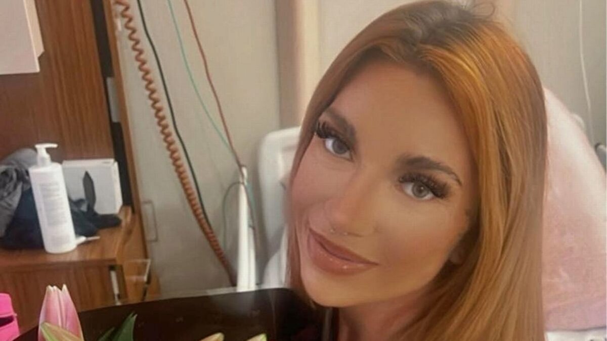 İngiltere’nin Salisbury kentinde yaşayan 29 yaşındaki makyaj sanatçısı ve iki çocuk annesi Rebecca Louise Love, ayaklarında bir haftadır süren karıncalanma hissi yaşamaya başladı. Başlangıçta hafif bir rahatsızlık olarak görülen durum, kısa sürede günlük yaşamını zorlaştıracak seviyeye ulaştı. Yürümekte, banyodan çıkmakta ve kanepeden kalkmakta zorlanan Rebecca, giderek güç kaybetti.