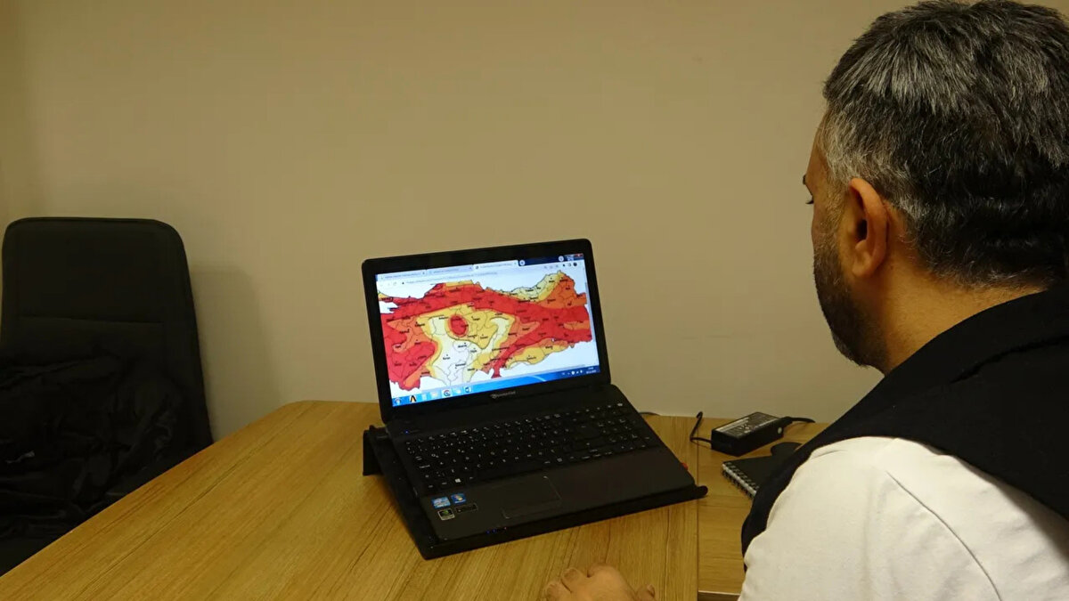 Yedisu Fayında tarihsel periyot doldu: Enerji birikimi kritik seviyede<br>Polat, Kuzey Anadolu Fayı’nın farklı bölümlerinin geçmiş yıllarda kırıldığını ancak yaklaşık 75 kilometrelik Yedisu segmentinde 1784’ten bu yana büyük bir deprem meydana gelmediğini söyledi. Bilimsel verilere göre bu fayın ortalama 200–250 yıllık bir tekrar periyodu olduğunu hatırlatan Polat, her iki uçta da ciddi enerji birikimi oluştuğunu ve 240 yılı aşan bu sessizliğin “tamamlanmış bir deprem döngüsünü” işaret ettiğini belirtti.