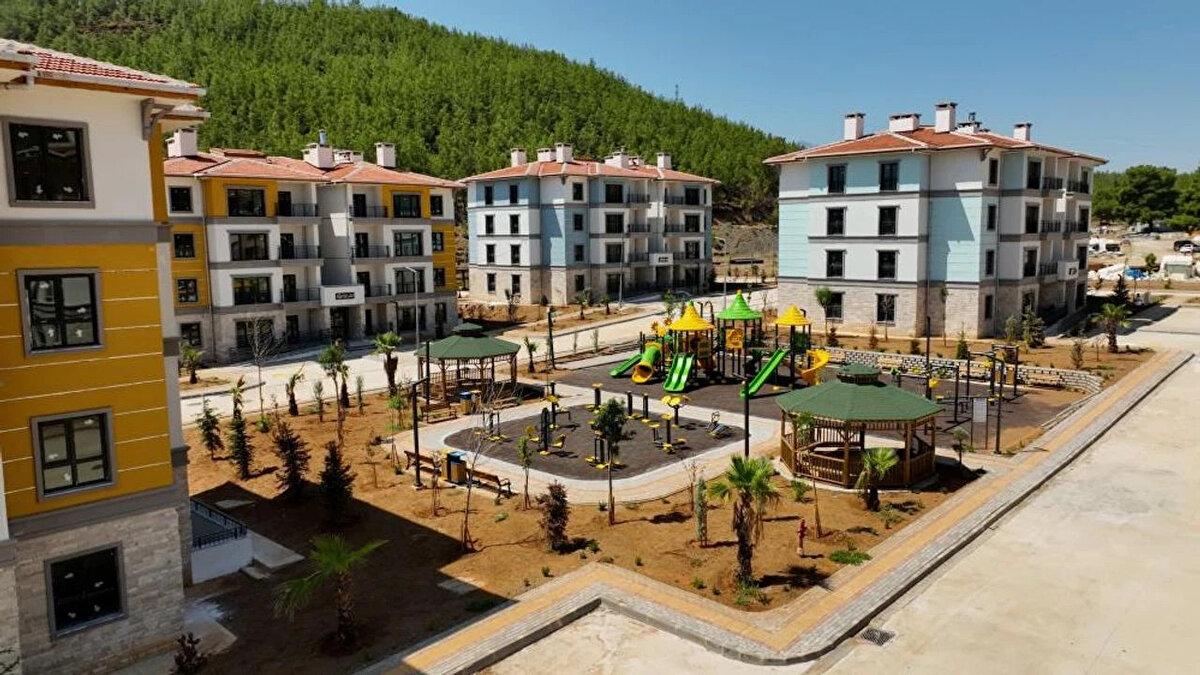 Kimler Başvurabilir? İşte TOKİ Başvuru Şartları 2025<br><br>Projeye başvuruda bulunacak vatandaşlarda aranan temel şartlar şunlardır:<br><br>Vatandaşlık ve Yaş: T.C. vatandaşı olmak (en az 10 yıldır) ve 18 yaşını doldurmuş olmak.<br><br>İkametgah: Başvuru yapılacak il/ilçede en az 1 yıldır ikamet ediyor olmak veya o ilin nüfusuna kayıtlı olmak.<br><br>Mülkiyet Durumu: Kendisi, eşi ve velayeti altındaki çocukları üzerine tapuda kayıtlı bağımsız bir konutun bulunmaması.<br><br>Gelir Sınırı: Hane halkı aylık net gelirinin (son 12 ay ortalaması) en fazla 127.000 TL (İstanbul için 145.000 TL) olması.<br><br>Daha Önce Faydalanmama: Aile bireylerinin daha önce TOKİ'den konut almamış olması.<br><br>Önemli Not: Şehit Aileleri, Terör, Harp ve Vazife Malulleri kategorisinde gelir şartı ve konut sahibi olmama şartı aranmamaktadır.