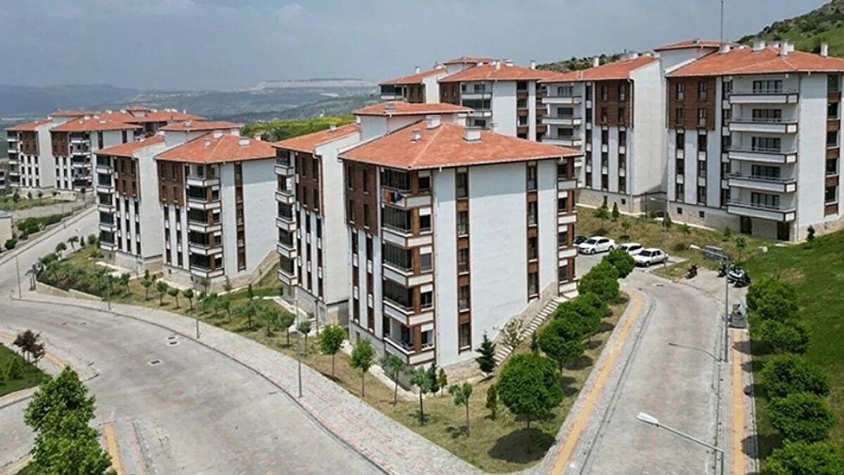 Başvuru Kategorileri ve Ayrılan Kontenjanlar<br><br>TOKİ, sosyal adalet ilkesi gereği belirli gruplara özel kontenjanlar ayırdı. Başvurular şu 6 kategoride alınıyor:<br><br>Gençler (18-30 Yaş): %20 Kontenjan (10.11.1995 sonrası doğanlar)<br><br>Emekliler: %20 Kontenjan<br><br>Çok Çocuklu Aileler (3 ve üzeri): %10 Kontenjan (En küçüğü 19.12.2007 sonrası doğanlar)<br><br>Engelli Vatandaşlar (%40 ve üzeri): %5 Kontenjan<br><br>Şehit Ailesi ve Gaziler: %5 Kontenjan<br><br>Diğer Alıcılar: %40 Kontenjan