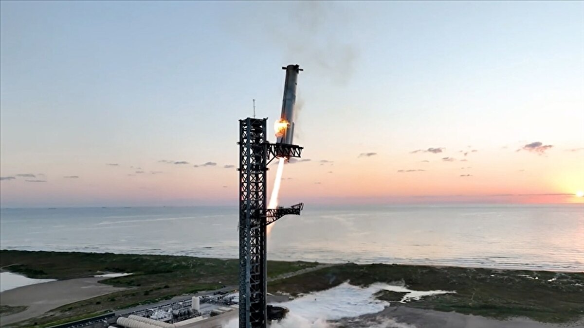 SpaceX, Starlink’in dünya genelinde artan talebini karşılamak ve yeni nesil uzay teknolojilerine yatırım yapmak için tarihinin en büyük finans hamlesine hazırlanıyor. Şirkete yakın kaynaklar, SpaceX’in gelecek yıl haziran veya temmuz ayında dev bir halka arz planladığını ve bu süreç için büyük yatırım bankalarıyla görüşmelere başladığını aktarıyor.
