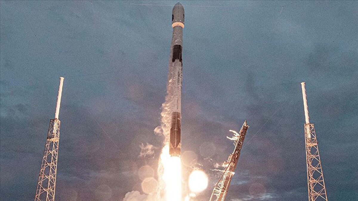 Uzay tabanlı veri merkezi projeleri sırada<br><br>SpaceX’in yeni fonları, geleceğin teknolojilerine yön verecek projelerde kullanması planlanıyor. Bu kapsamda güçlü işlemcilere sahip donanımların Dünya yörüngesine taşınacağı “uzay tabanlı veri merkezleri” üzerinde çalışmaların hızlanması bekleniyor. Şirket, bu projelerle hem veri işleme kapasitesini artırmayı hem de Starlink’in küresel internet ağında yeni bir dönem başlatmayı hedefliyor.