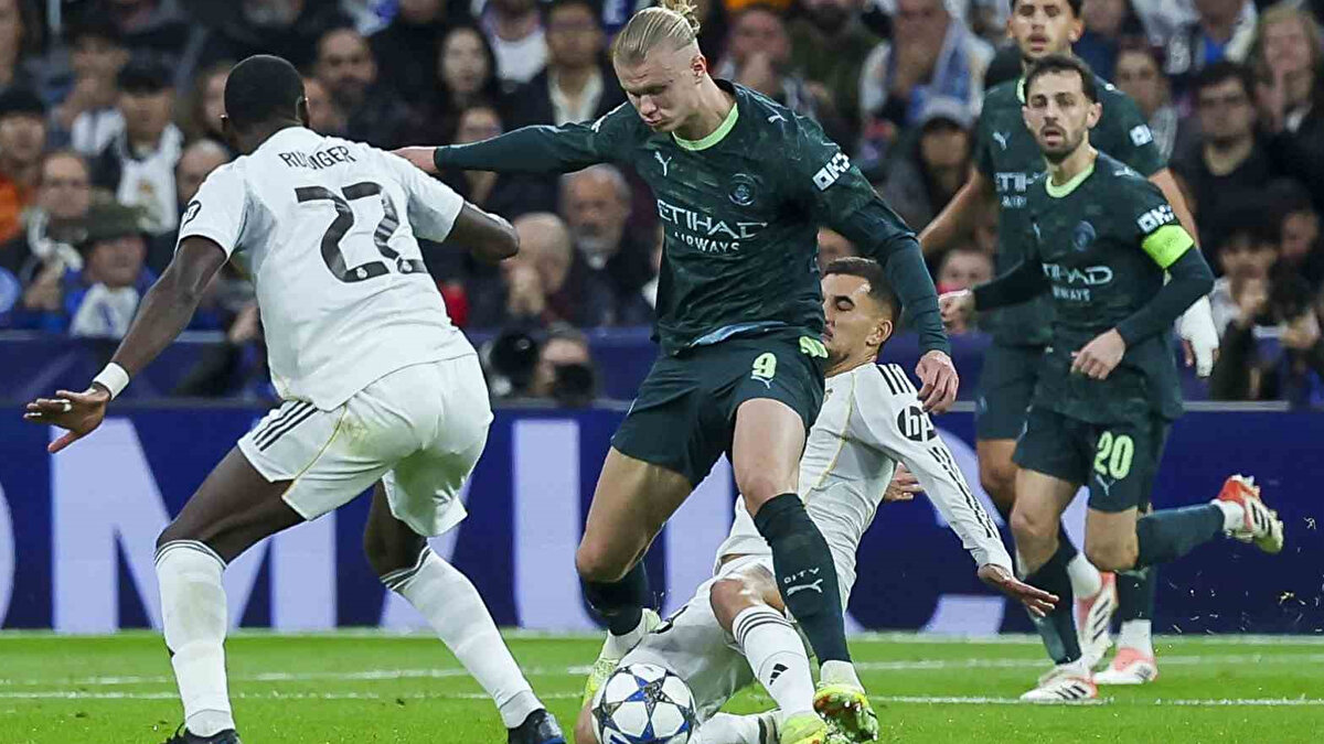 Santiago Bernabeu Stadı’nda oynanan karşılaşmaya ev sahibi Real Madrid hızlı başladı. Madrid ekibi, 28. dakikada Rodrygo’nun kaydettiği golle 1-0 öne geçti.