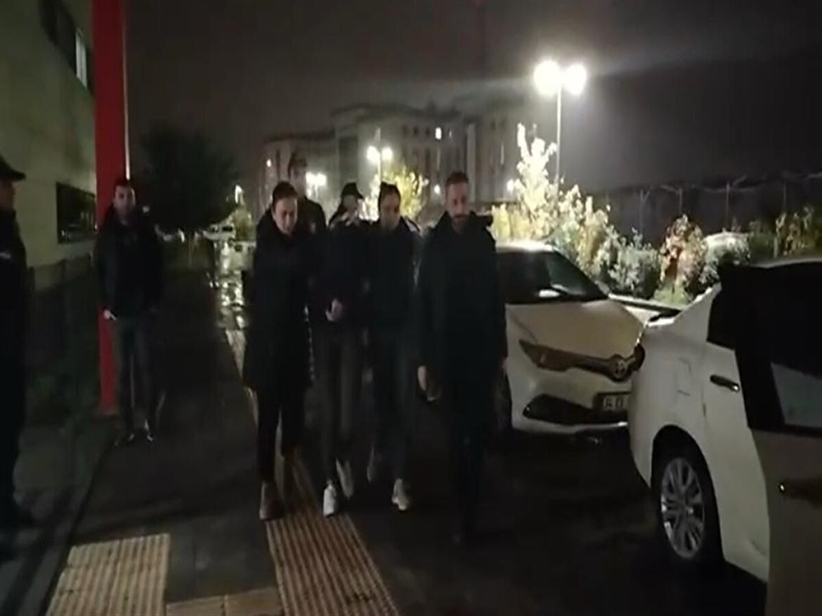 KAÇIŞ PLANLARI VE VALİZLERLE YAKALANMA<br><br>Şüpheliler, yakalanmadan 4 gün önce İstanbul Büyükçekmece Mimaroba Mahallesi’nde ellerinde valizlerle yürürken güvenlik kameralarına yansıdı. Yurt dışına kaçmak için deniz yolu veya TIR dorsesi kullanmayı planladıkları belirlendi.<br><br>Gülter ve Ulu’nun ellerinde valizlerle evden ayrıldığı, havaalanında tespit edilmemek için çeşitli alternatif yollar üzerinde planlar yaptığı da soruşturma raporlarına yansıdı.