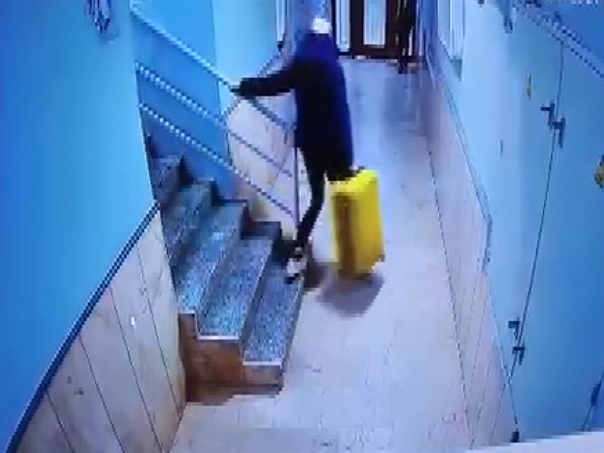 EMNİYET OPERASYONU VE GÖZALTILAR<br><br>Soruşturma, Yalova Cumhuriyet Başsavcılığı tarafından titizlikle yürütülüyor. Teknik ve fiziki takip neticesinde şüphelilerin yurt dışına kaçma hazırlığı yaptığı tespit edildi. Bunun üzerine 9 Aralık akşamı İstanbul Büyükçekmece’de operasyon düzenlendi ve Gülter ile Ulu yakalandı. Operasyon sırasında evde bulunan 17 yaşındaki bir kişi de gözaltına alındı, daha sonra ailesine teslim edildi.<br><br>Soruşturma kapsamında, şüphelileri Yalova’dan İstanbul’a getiren kişi, İstanbul’daki evin sahibi T.Y. ve Sultan Nur Ulu’nun babası A.U. da gözaltına alındı. A.U.’nun çeşitli suç kayıtları olduğu ve denetimli serbestlik hükümlüsü olduğu bildirildi.