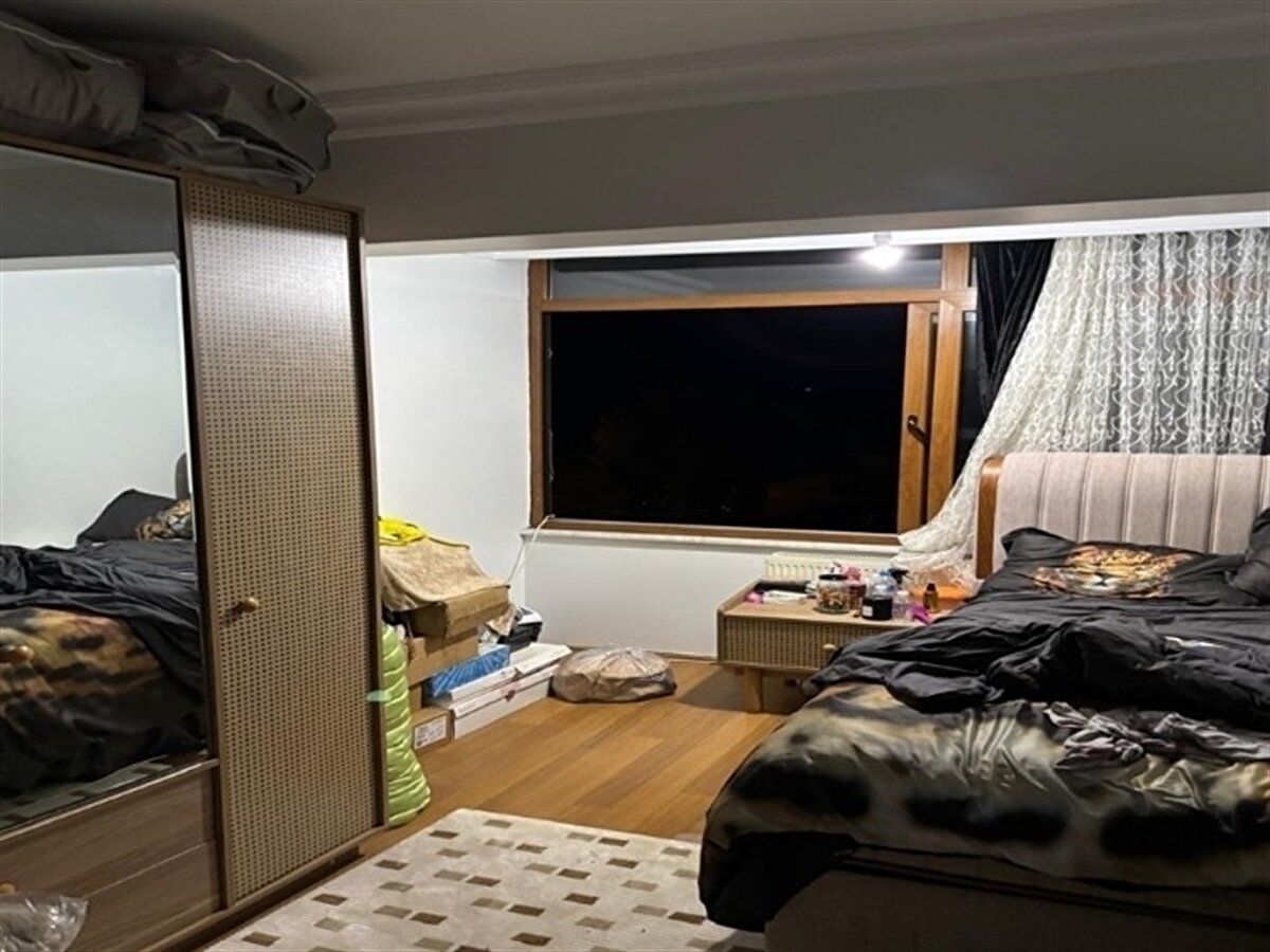 Yalova Çınarcık’ta 26 Eylül’de 6 katlı binanın en üst katındaki evinden düşerek hayatını kaybeden şarkıcı Gül Tut’un ölümüne ilişkin soruşturma derinleşiyor. Olayla bağlantılı olarak “Kasten öldürme” suçlamasıyla gözaltına alınan Güllü’nün kızı Tuğyan Ülkem Gülter ve arkadaşı Sultan Nur Ulu, İstanbul’da yakalanırken, gözaltı sayısı 5’e yükseldi. Şüphelilerden Ulu’nun babası A.U. da gözaltına alındı.<br><br>Gülter ve Ulu’nun, Türkiye’den kaçış hazırlığı yaptığı ve Gürcistan ya da Fransa’ya gitmeyi planladıkları ortaya çıktı. Şüphelilerin deniz yolu veya TIR dorsesiyle sınır dışına çıkmayı düşündükleri belirlendi.