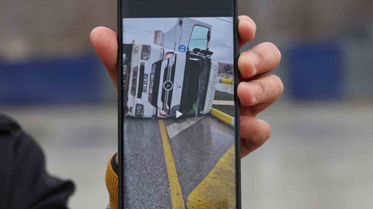 Vatandaşlar camı kırarak çıkardı<br><br>Olay yerinde bulunan vatandaşların yardımıyla araçtan çıkarıldığını belirten Demir, kazanın hemen ardından işverenine haber verdiğini, sağlık ekiplerinin de tedbir amaçlı kendisini hastaneye götürdüğünü aktardı. Şoför, kazaya rağmen mesleğini bırakmayacağını vurguladı.