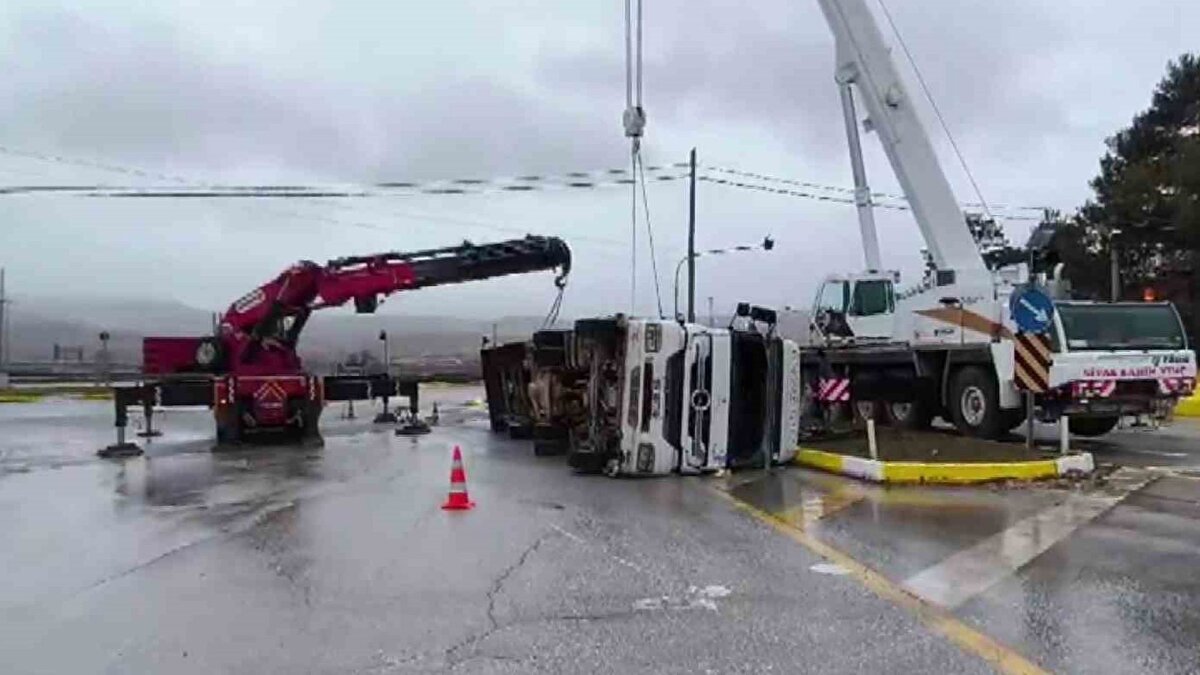 Demir, yağmurlu hava nedeniyle aracın kontrolden çıktığını ve TIR'ın yan yattığını anlattı. Düşük hızda seyretmesine rağmen dorsenin kaymasıyla çekicinin de savrulduğunu belirten Demir, emniyet kemeri sayesinde zarar görmeden kurtulduğunu söyledi. Kazada TIR'da bulunan yaklaşık 42 tonluk yükün etkisiyle aracın devrildiği ifade edildi.