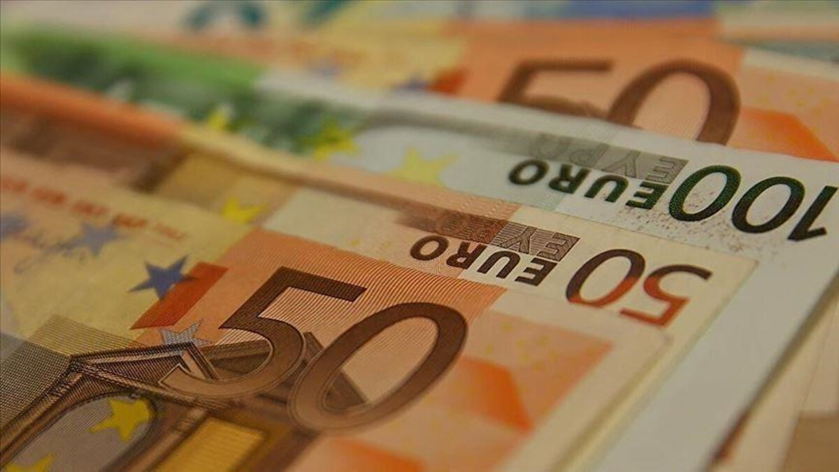 Euro 50 TL Sınırını Aştı: Euro Ne Kadar?<br><br>Doların yanı sıra Euro cephesinde de kritik seviyeler izleniyor. 12 Aralık Euro ne kadar? sorusuna verilecek yanıt, kurun 50 TL psikolojik sınırının üzerinde tutunduğunu gösteriyor. Serbest piyasada Euro alış fiyatı 50,0751 TL, satış fiyatı ise 50,1669 TL olarak ekranlara yansıyor. Uluslararası piyasalarda Euro/Dolar paritesi 1,1735 seviyesinde seyrederken, Euro'nun hem küresel hem de yerel bazda güçlü duruşunu koruduğu görülüyor.