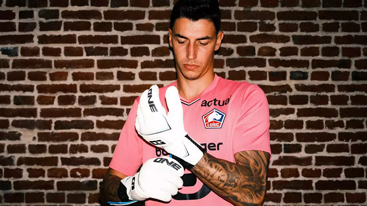 İLK 11'DE BAŞLADI<br><br>Lille forması giyen kaleci Berke Özer, Young Boys maçına ilk 11'de başladı.