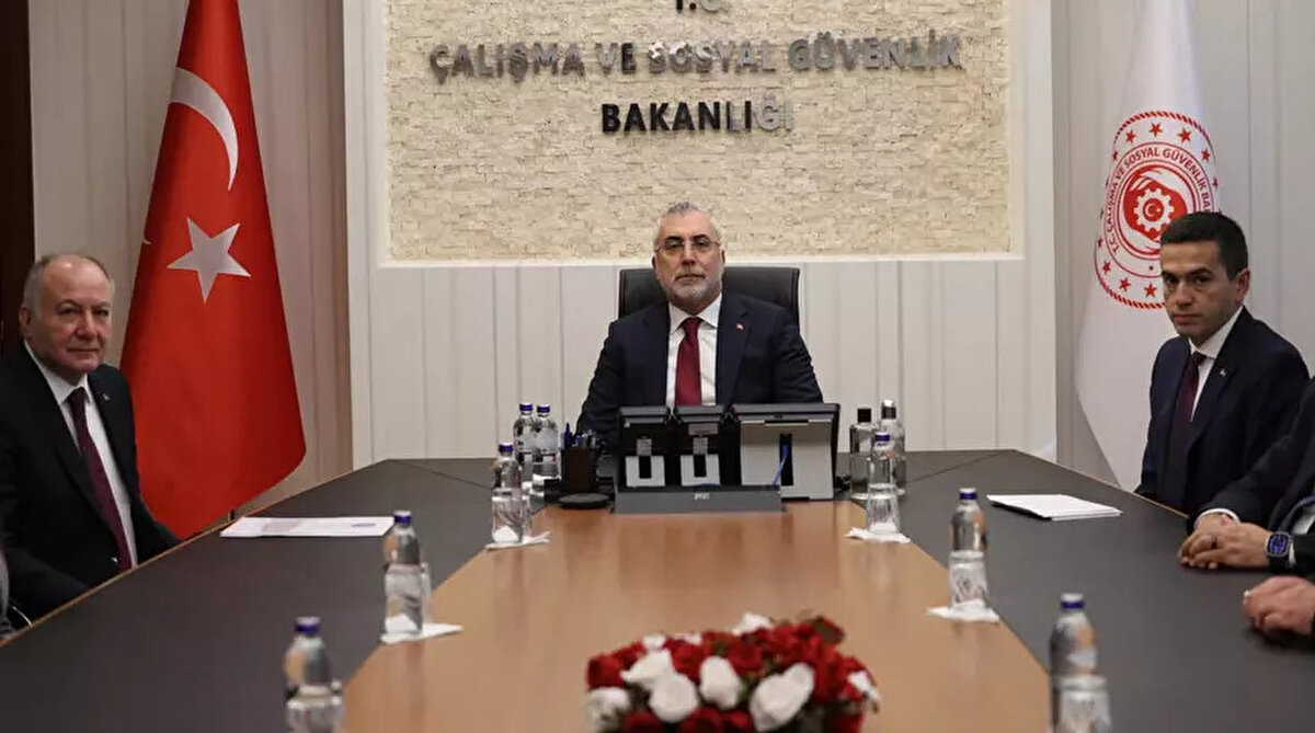 ASGARİ ÜCRET 1. TOPLANTI BAŞLADI<br><br>2026 asgari ücret zam pazarlığı resmen başladı. Asgari Ücret Tespit Komisyonu, yeni yılda geçerli olacak taban maaşı belirlemek üzere bugün kritik bir toplantı gerçekleştirdi. Çalışma ve Sosyal Güvenlik Bakanı Prof. Dr. Vedat Işıkhan ile TİSK Başkanı Özgür Burak Akkol toplantıda yer alırken, bu yıl bir ilk yaşandı: Türk-İş heyeti komisyona katılmayacağını duyurarak Bakan Işıkhan’a mektup sundu. Asgari ücretliye yapılacak zam oranı merak konusu olurken, görüşmelerin sonucu milyonlarca çalışan için büyük önem taşıyor. 2026 asgari ücretine dair tüm gelişmeler ve kulis bilgileri yakından takip ediliyor.