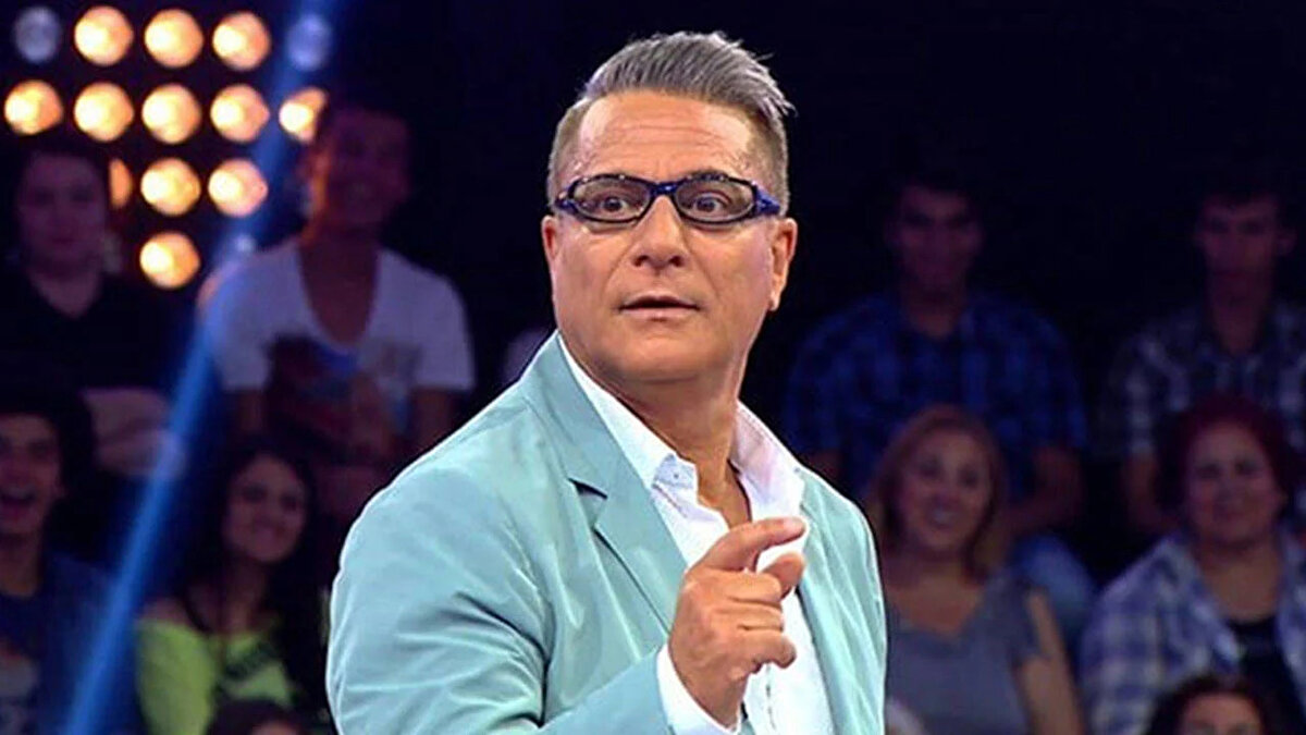 Sürpriz Nikah Ağustos'ta Kıyılmıştı<br><br>Kendisinden 42 yaş küçük Gülseren Ceylan ile aşk yaşayan Mehmet Ali Erbil, 28 Ağustos tarihinde Yeniköy'deki evinde sade bir törenle nikah masasına oturmuştu. Düğün sırasında yerinde duramayan Gülseren Ceylan, "Çok mutluyum. Sonunda oluyor" ifadelerini kullanarak mutluluğunu dile getirmişti.