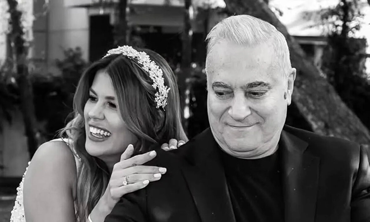 Geçmişte de benzer bir sarsıntı yaşanmıştı<br>Kasım ayında bir televizyon programında konuşan Mehmet Ali Erbil, önceki ilişkilerine dair yaptığı açıklamalarla gündeme gelmişti. Bu sözlerin ardından çift arasında kısa süreli bir gerginlik yaşandığı öne sürülmüş, Erbil’in canlı yayındaki özür mesajı sonrası krizin aşıldığı düşünülmüştü.